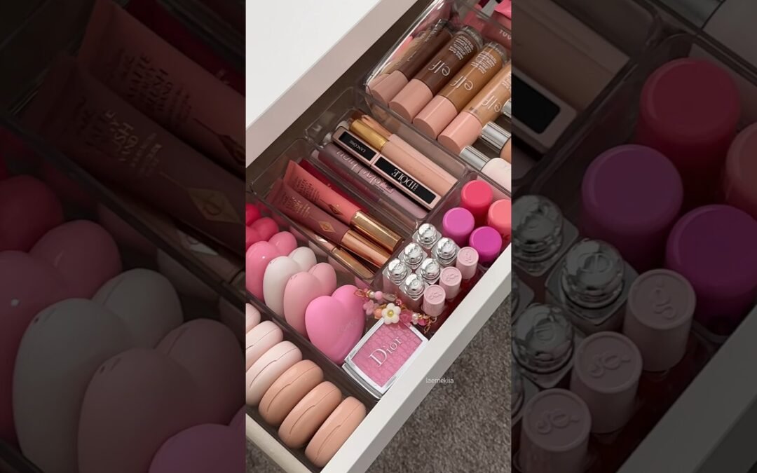 organize my makeup drawer with me🏹🤍✨ #makeup #makeuporganization #makeupshorts #asmrmakeup #preppy