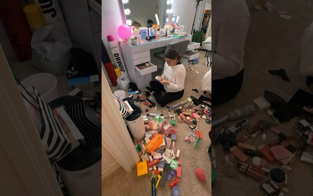 Cleaning out my Makeup Vanity✨ organizing, Cleaning & Decorating￼